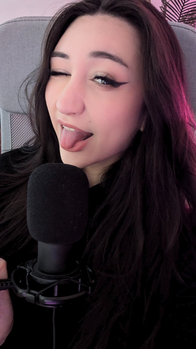 sharing selfies from singing class while the teacher turned away hihi😜