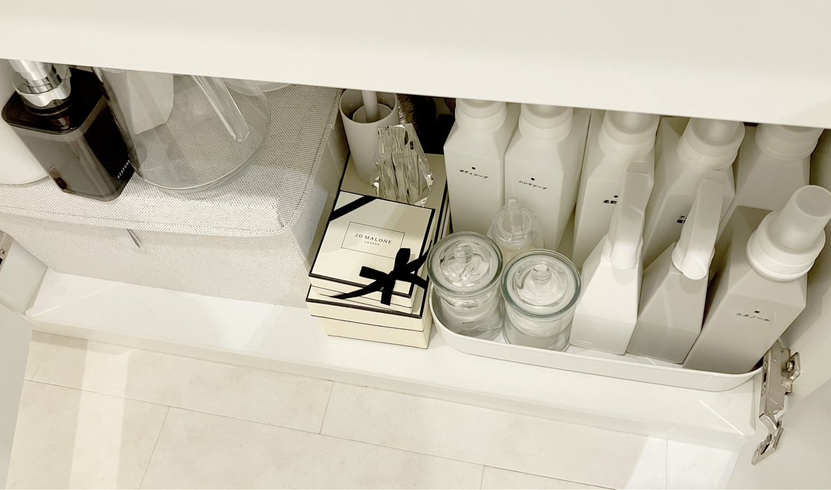 パントリーは日常使いする食器など。段を増やしてオーブンの天板なども収納してます。
シンク下の収納はYouTubeの主婦の方のを参考にして、ほぼそのまま使わせていただいてます🙇‍♀️
（フェイクグリーンはニトリです）
洗面台の下は、余った詰め替えパックなどは左の箱に入れてスッキリさせてます。