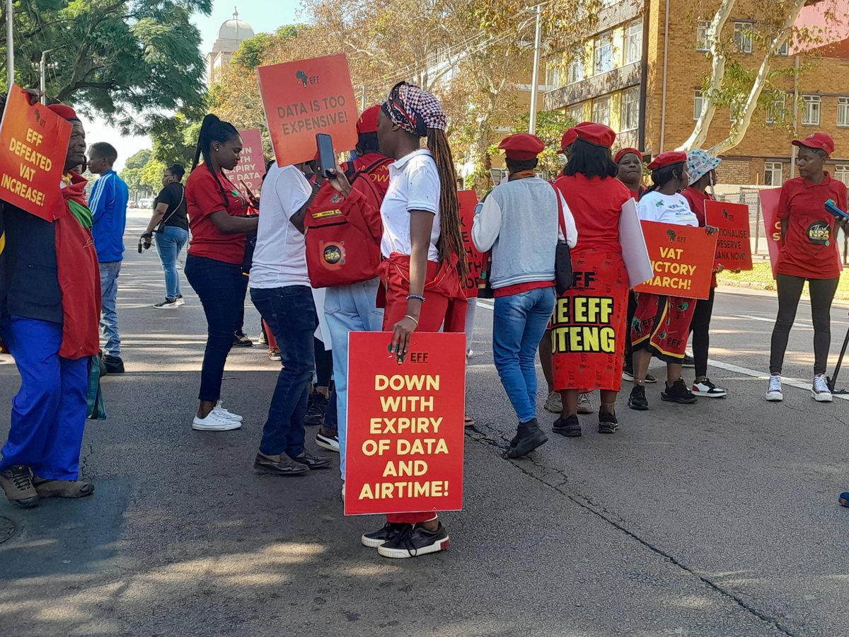 manjeya_yamke's tweet photo. Happening now: The EFF will march from the Union Buildings to the Treasury in a "VAT Victory March"— a demonstration timed as Finance Minister Enoch Godongwana prepares to table Budget 3.0 on Wednesday. #EFFMarch #Budget2025 @City_Press https://t.co/vbXL7CDOiB