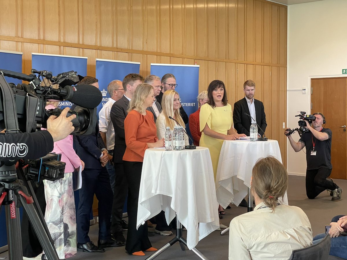 Indenrigs- og Sundhedsministeriet (@dksundhed) on Twitter photo Pressemøde netop nu: <a href="/sophieloehde/">Sophie Løhde</a>, <a href="/SophieHAndersen/">Sophie Hæstorp</a> og aftalepartierne præsenterer aftale om samlet 10-årsplan for psykiatrien i <a href="/DKsundhed/">Indenrigs- og Sundhedsministeriet</a>
Læs aftalen og mere: ism.dk/nyheder/2025/m… #dkmedier #dkpol #sundpol Pressemøde netop nu: <a href="/sophieloehde/">Sophie Løhde</a>, <a href="/SophieHAndersen/">Sophie Hæstorp</a> og aftalepartierne præsenterer aftale om samlet 10-årsplan for psykiatrien i <a href="/DKsundhed/">Indenrigs- og Sundhedsministeriet</a>
Læs aftalen og mere: ism.dk/nyheder/2025/m… #dkmedier #dkpol #sundpol