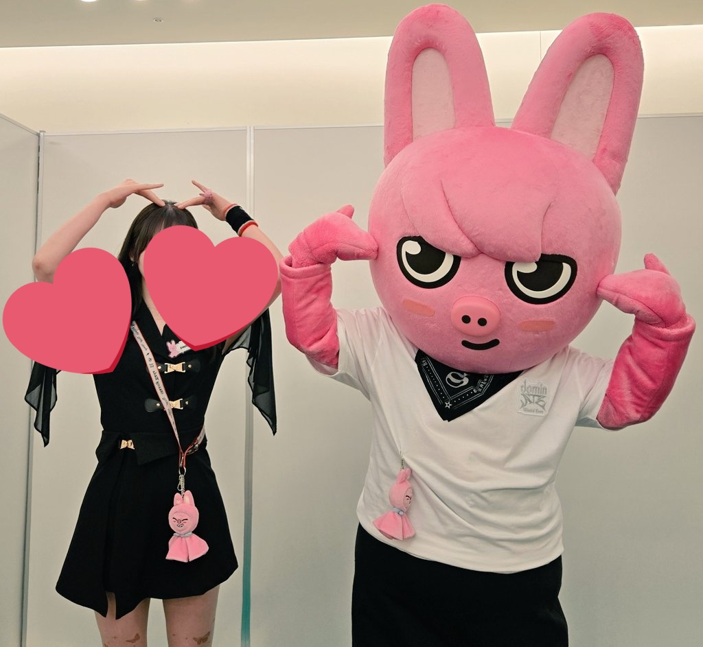 トェッキとのツーショですが、ほっぺハートをお願いしたのですが、大きいハートしようぜという強い意志を感じました。私はそれに勝てませんでした。最後はお手振りとハートで見送ってくださいました。ありがとうございました☺️
