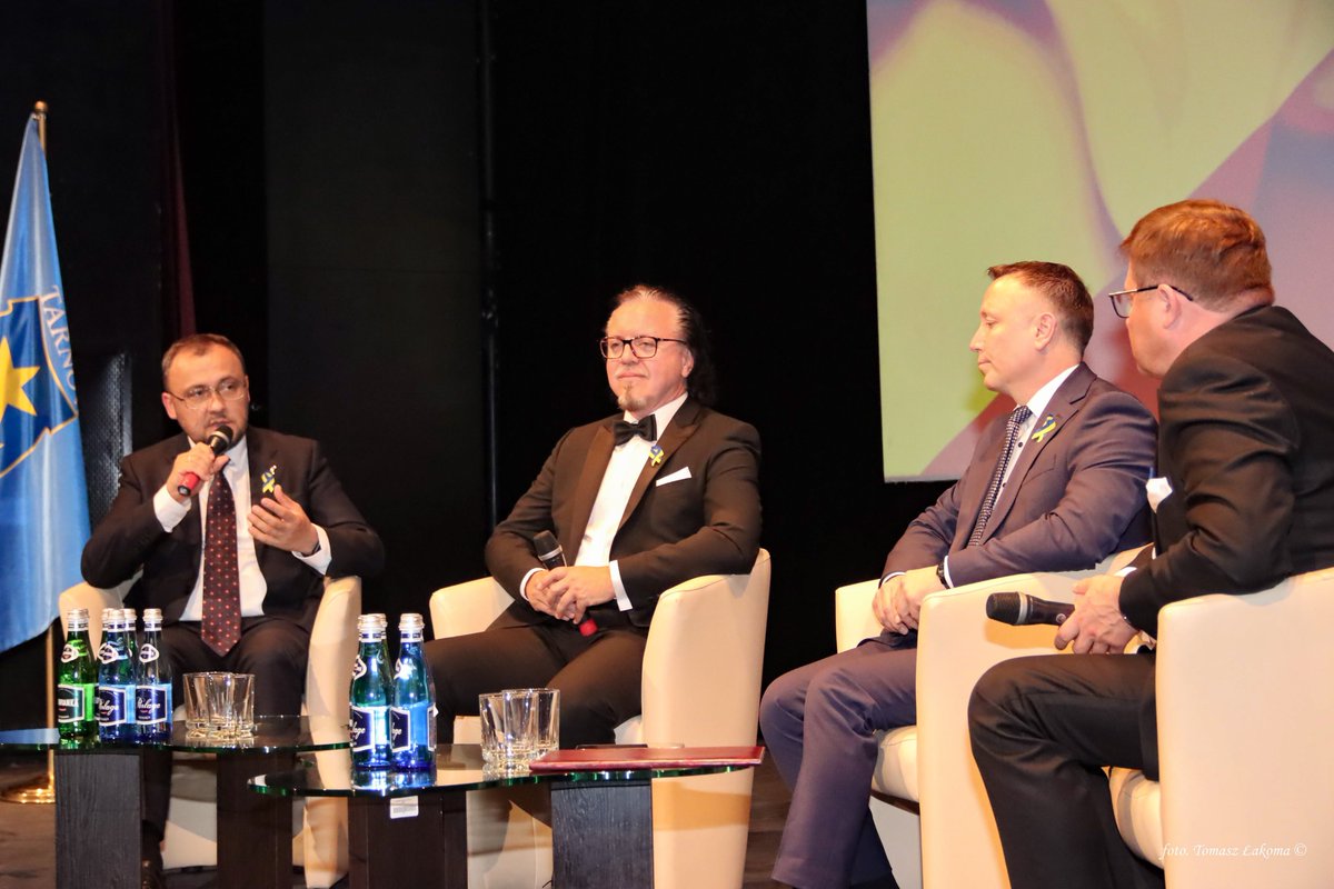 🇵🇱🤝🇺🇦 Polska kluczowym partnerem w odbudowie Ukrainy!

Podczas gali w #Tarnów @WBalczun (ARP S.A.): „Polska to drzwi do Ukrainy – czas na konkretne projekty!”

🔹 Ambasador @WasylBodnar: „To nasza moralna odpowiedzialność.”
🔹 Dochód z licytacji dla @Siemacha.

#OdbudowaUkrainy