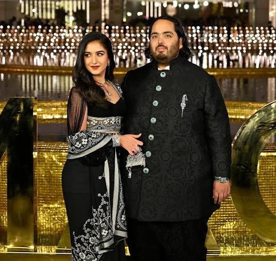 ActionableMind's tweet image. This couple spent $600 Million on a single wedding.

• Time Lasted: 7 months
• Rihanna’s first concert in 6 years
• Guest list: Bill Gates, Hillary Clinton, Zuckerberg

I couldn’t believe it so I had to find out more… 🧵