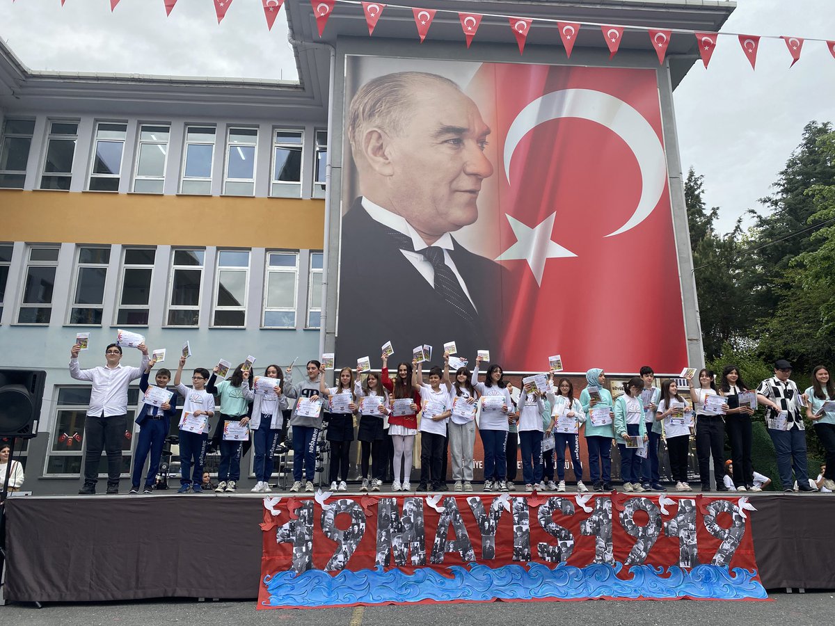 19 Mayıs Atatürk’ü Anma, Gençlik ve Spor Bayramı kutlu olsun!
Ebedî Başkomutan Gazi Mustafa Kemal Atatürk ve silah arkadaşlarıyla birlikte Türk’ün kurtuluşu için mücadele etmiş, şehit olmuş nice vatan kahramanlarımızın aziz ruhları şad olsun.
<a href="/ZelihaYldz/">Zeliha Yıldız</a> 
<a href="/EyupsultanMem/">Eyüpsultan İlçe Millî Eğitim Müdürlüğü</a>