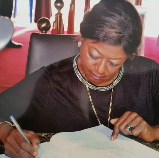 16 MAI 1997….

Témoignage fait par Mme Ndombe, Ministre de l’Économie du tout dernier Gouvernement de l’ère Mobutu, le Gouvernement Likulia.

=======
Je me rappelle de la journée du 16 mai 1997, dernier Conseil des ministres du Gouvernement Likulia.

Tous les ministres étaient