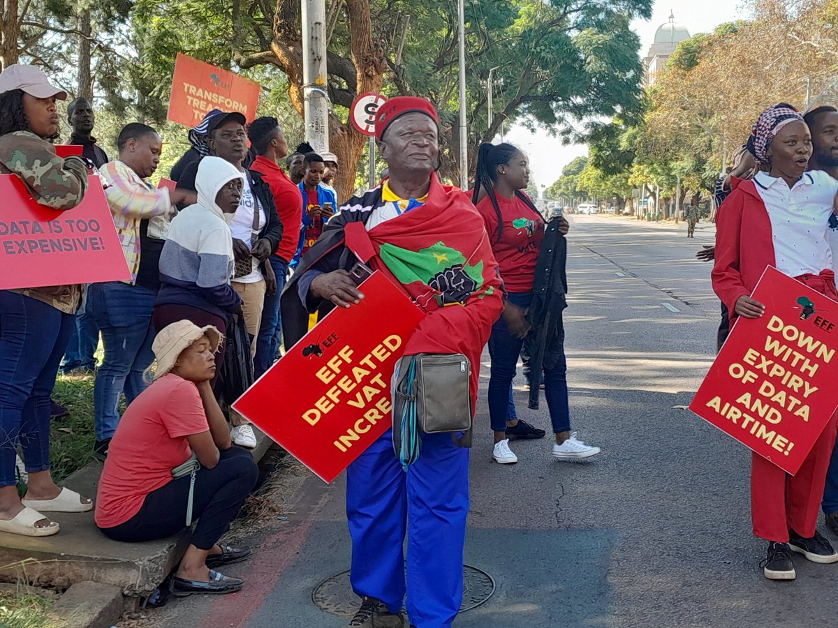 manjeya_yamke's tweet photo. Happening now: The EFF will march from the Union Buildings to the Treasury in a "VAT Victory March"— a demonstration timed as Finance Minister Enoch Godongwana prepares to table Budget 3.0 on Wednesday. #EFFMarch #Budget2025 @City_Press https://t.co/vbXL7CDOiB