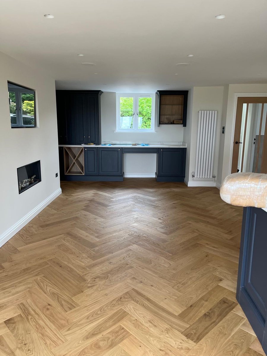 OakleyProducts's tweet image. Natural oak. Classic herringbone. Contemporary space.
 Decka Plank’s New Hampshire Herringbone by Oakley Products makes this bar/kitchen area feel grounded, warm, and elevated.

 #InteriorDesign #Architecture #DeckaPlank #Herringbone #DesignInspo #NaturalOak #WoodFlooring