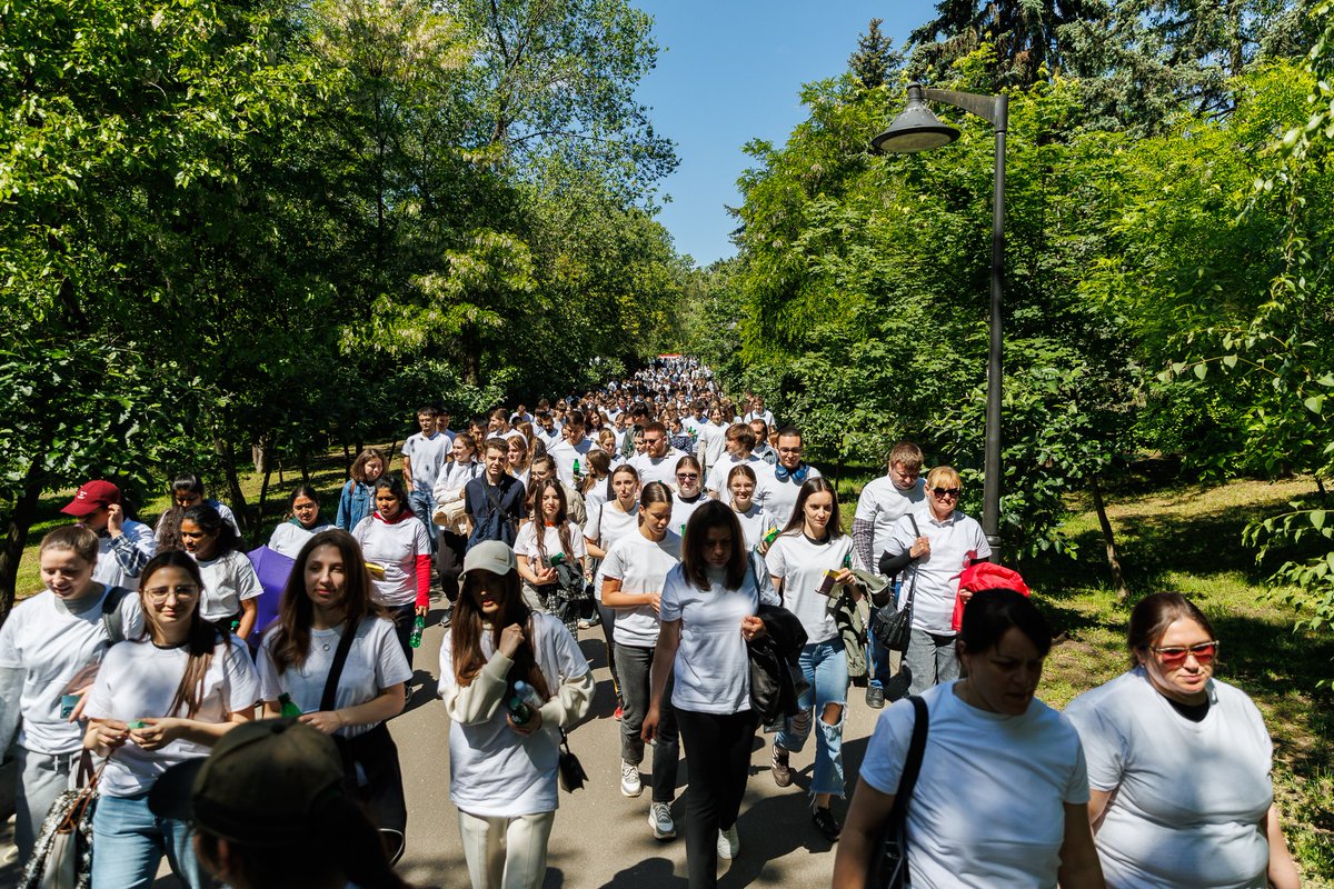 PlamadealasS's tweet photo. “In Your Shoes” march — 838 meters of solidarity — organized by UNAIDS Moldova, ended in Chișinău with hundreds of future doctors saying yes to empathy and human rights. 
We honored the courage of 838 people who started #HIV treatment in 2024.
#OneUNProgramOnHumanRights #Sweden https://t.co/GJ4BsngVtH