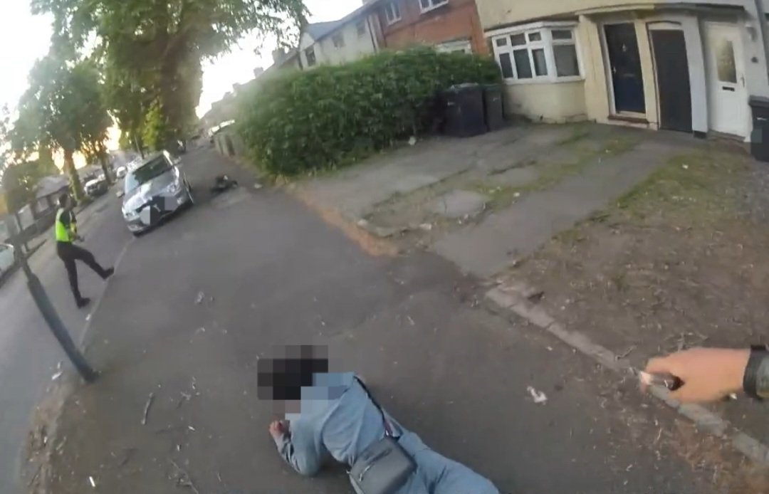 Team 2 in Bordersly Green and Washwood Heath again. We chased the 2 males pictured after they ran from us before we could even say "Hello".

After catching them, we traced their route back and found 2 very large "rambo knives" discarded into someone's driveway!

2 in custody.