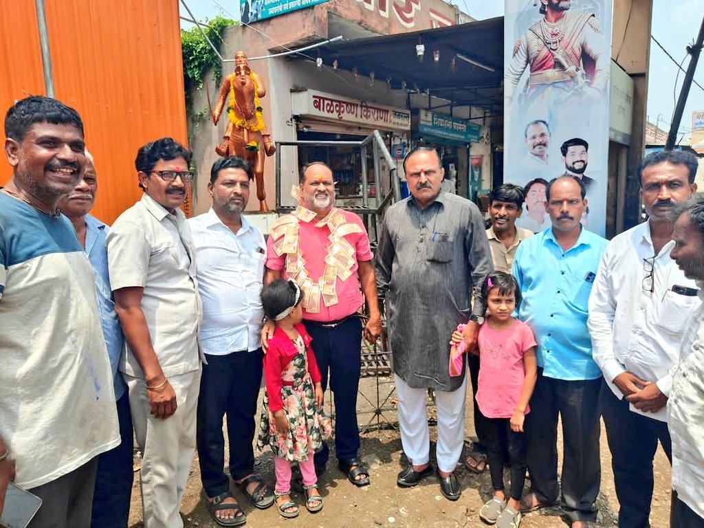 मरवडे, ता-मंगळवेढा येथे आमचे सहकारी मित्र मरवडे गावचे सरपंच दत्तात्रय गणपाटील यांच्या निवासस्थानी सदिच्छा भेट दिली. यावेळी मरवडे नगरीत नोटांचा हार घालून स्वागत केले.

#राष्ट्रीयसमाजपक्ष #mahadevjankar