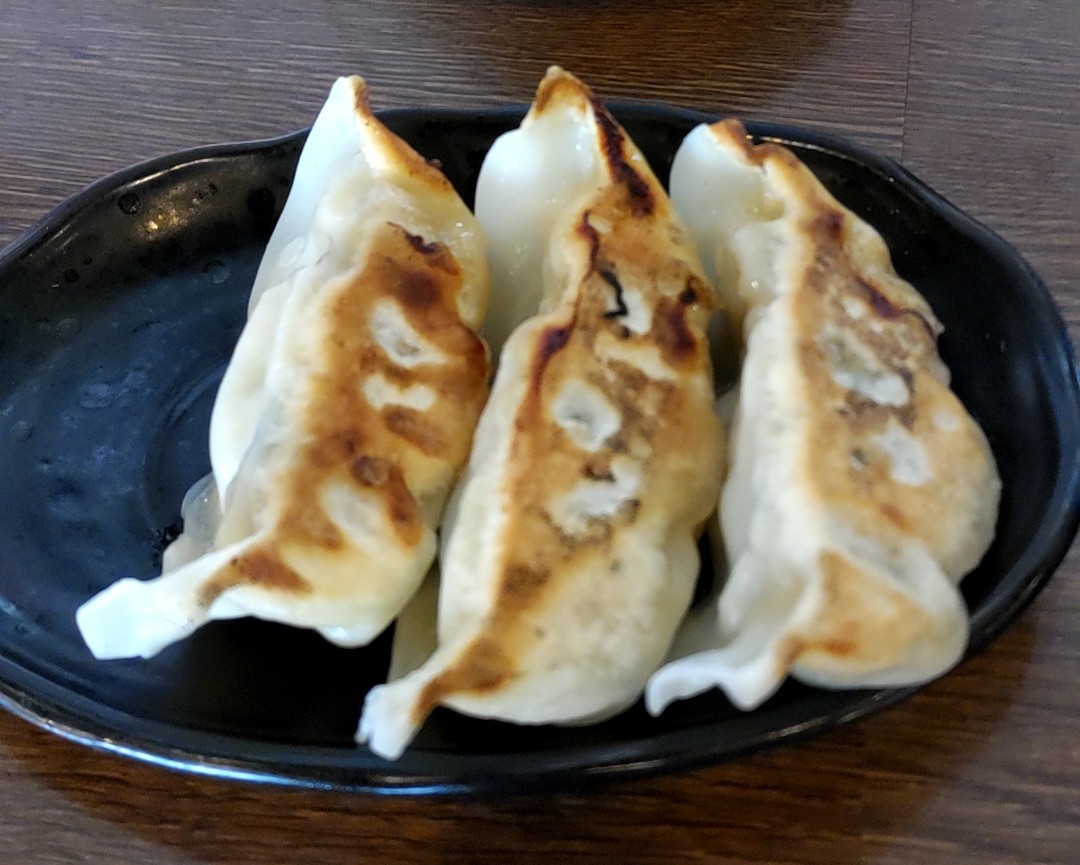 SHIBATA_GOURMET's tweet photo. 空麺(しお) ¥930(税込)
ぎょうざ (3個) ¥400(税込)

しっかりと味付けしており美味しい
ここの塩ラーメンは満足感が高い

メンマ・チャーシューも美味い

#新潟市東区
#麺屋空 https://t.co/oE1lDBna7B