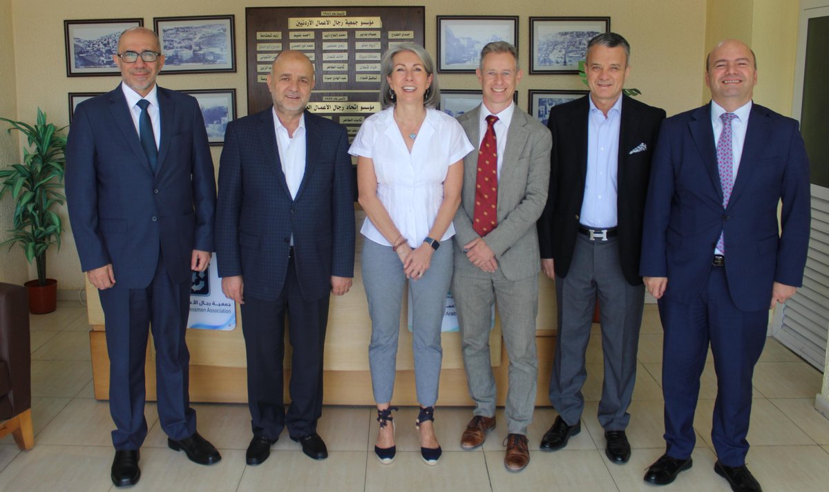 #يحدث_الآن تستقبل جمعية رجال الأعمال الأردنيين، وفداً من حكومة ويلز بحضور رئيسة المكتب الإقليمي في دبي سارة تايلور، ونائب مدير مكتب حكومة ويلز في منطقة الشرق الأوسط وشمال أفريقيا فيل تايلور، وعدد من أعضاء الجمعية.
وبحث الجانبان خلال اللقاء سبل تعزيز العلاقات الاقتصادية والتجارية