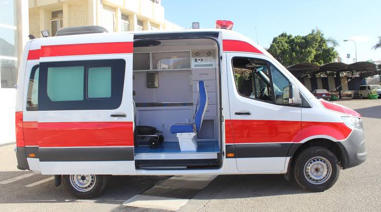 هو فيه عربية اسعاف بيضا بخطين حمر؟!!!

ده السؤال اللي شوفته من كتير من الزملكاوية اللي مش عاجبهم إعلان اتصالات الجديد وشايفين فيه تلميح مش حلو أو إهانة لجمهور الزمالك.
مبدئيا جمهور الزمالك على دماغنا من فوق وإخواتنا وحبايبنا والكورة متحلاش غير بيهم ..بس يا جماعة والله كدة مش حلو