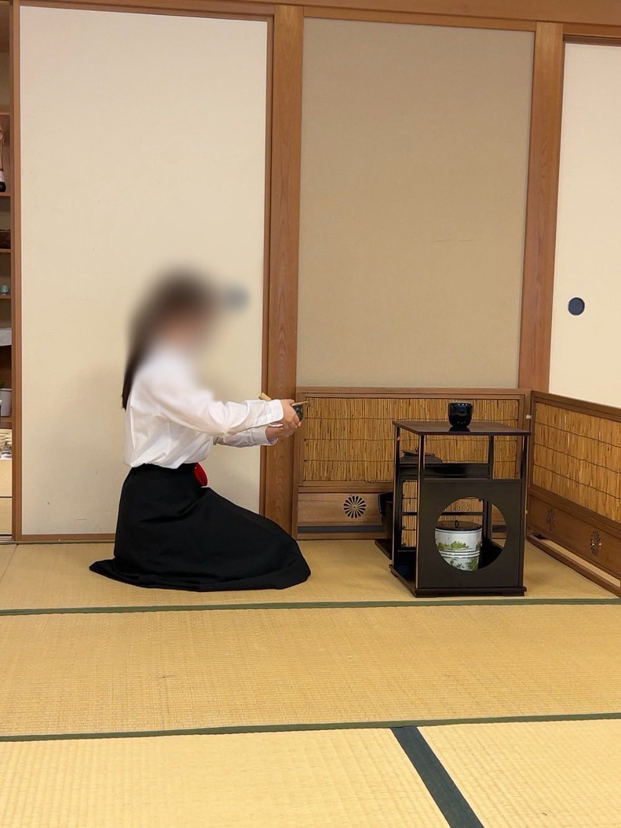 hoseitea's tweet photo. こんにちは！法政大学茶道研究会です🍵
5月6日(火)に、外濠校舎5階和室にて初風炉・新歓茶会を開催いたしました！お菓子は柏餅です🎏当日は多くの新入生が参加してくれてとても嬉しく思います！今後も普段稽古での見学・体験を行っておりますので、もしご興味がありましたらお気軽にご連絡ください🙌✨ https://t.co/IrtzucbYBO