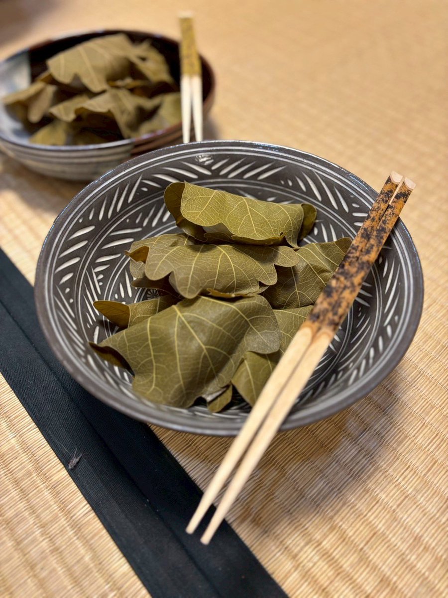hoseitea's tweet photo. こんにちは！法政大学茶道研究会です🍵
5月6日(火)に、外濠校舎5階和室にて初風炉・新歓茶会を開催いたしました！お菓子は柏餅です🎏当日は多くの新入生が参加してくれてとても嬉しく思います！今後も普段稽古での見学・体験を行っておりますので、もしご興味がありましたらお気軽にご連絡ください🙌✨ https://t.co/IrtzucbYBO