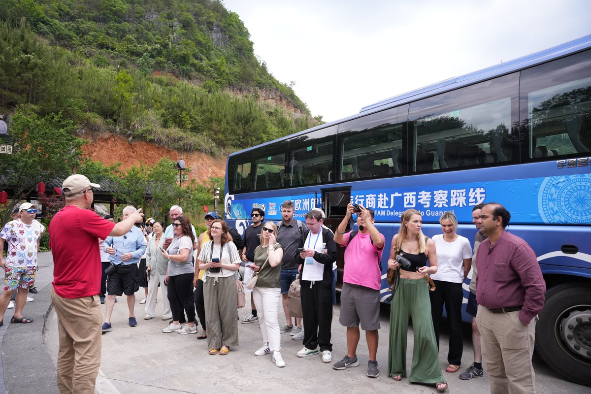 Splendors_of_GX's tweet photo. 🌏From May 19 to 22, European #travel agents are exploring the beauty of #Guangxi.
📍 First stop: Nandan County, #Hechi City!
Day 1 in Guangxi - Cultural Immersion at Yaowang Tianxia Scenic Area
Today, European travel professionals were warmly welcomed at the Yaowang Tianxia Scenic Area with a traditional ceremony by the Baiku Yao people. Their vibrant costumes, music, and rituals offered a captivating glimpse into Guangxi’s rich ethnic heritage.🌿✨
#CulturalTravel #VisitGuangxiYear2025 #EthnicCulture