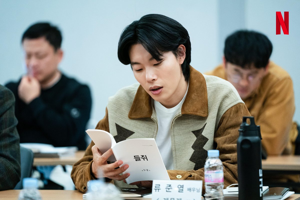 NetflixKR's tweet photo. 어느 날, 나의 모든 것이 완벽하게 도난당했다.

정체불명의 '들쥐'로부터 빼앗긴 삶을 되찾아야 하는 문재는 자신을 뒤쫓던 사채업자 노자와 힘을 합쳐 추격에 나선다.

넷플릭스 스릴러 시리즈 <들쥐>.
류준열, 설경구 캐스팅 확정. 오직 넷플릭스에서. https://t.co/isN9L3kkmV