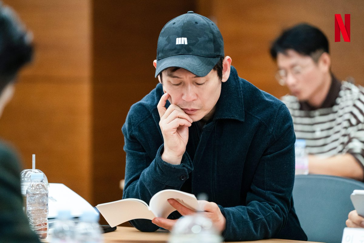 어느 날, 나의 모든 것이 완벽하게 도난당했다.

정체불명의 '들쥐'로부터 빼앗긴 삶을 되찾아야 하는 문재는 자신을 뒤쫓던 사채업자 노자와 힘을 합쳐 추격에 나선다.

넷플릭스 스릴러 시리즈 <들쥐>.
류준열, 설경구 캐스팅 확정. 오직 넷플릭스에서.