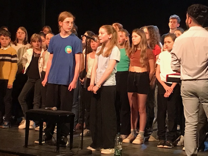 Spectacle Chorale - de merveilleuses images, un instant musical inter-chorales pour les élèves de St Sauveur, Vernoux et Lamastre, un moment riche en émotion. Merci à leurs enseignants pour leur engagement. <a href="/Dsden07/">Ardèche-Direction académique</a>