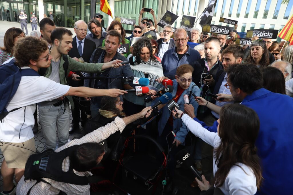 Consell de la República Catalana (@consellrep) on Twitter photo ▶️ El president del Consell de la República <a href="/JordiDomingoGM/">Jordi Domingo</a> ha acompanyat avui a la <a href="/blancaserrapuig/">Blanca Serra Puig</a> a declarar davant la Fiscalia de Memòria Democràtica i Drets Humans.
És la primera vegada que una víctima de tortures declara davant d'aquesta fiscalia especialitzada. ▶️ El president del Consell de la República <a href="/JordiDomingoGM/">Jordi Domingo</a> ha acompanyat avui a la <a href="/blancaserrapuig/">Blanca Serra Puig</a> a declarar davant la Fiscalia de Memòria Democràtica i Drets Humans.
És la primera vegada que una víctima de tortures declara davant d'aquesta fiscalia especialitzada.