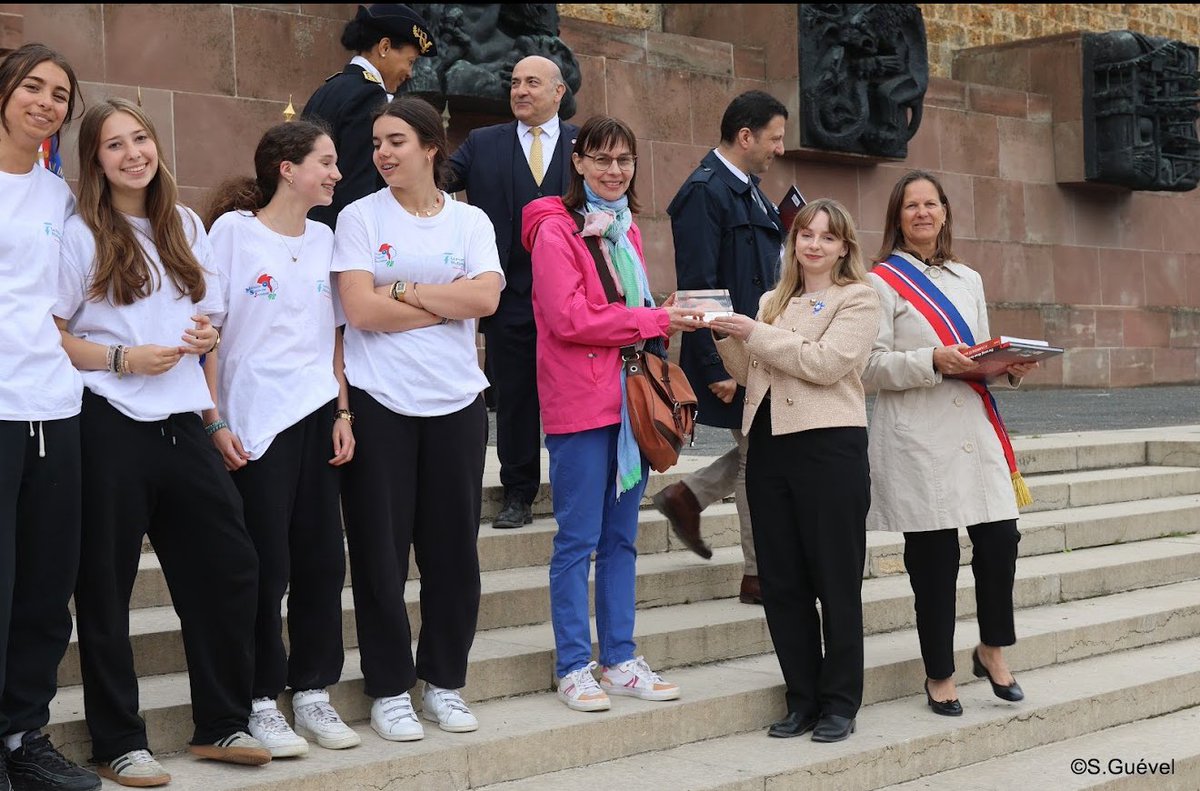 SF_DG92's tweet photo. Ils étaient 200 élèves accompagnés de leurs professeurs pour ce rallye citoyen des Hauts de Seine 2025. Lors de la cérémonie de clôture, j’ai eu le plaisir de remettre à une équipe gagnante la BD « avec le maréchal Juin » au nom du Souvenir Français. https://t.co/1IJRyUDLxm