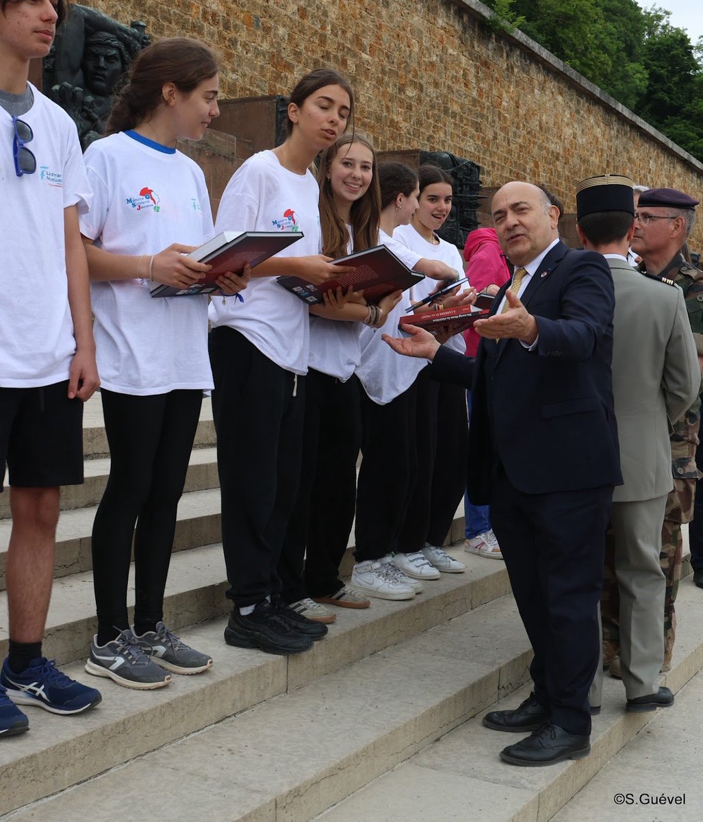 SF_DG92's tweet photo. Ils étaient 200 élèves accompagnés de leurs professeurs pour ce rallye citoyen des Hauts de Seine 2025. Lors de la cérémonie de clôture, j’ai eu le plaisir de remettre à une équipe gagnante la BD « avec le maréchal Juin » au nom du Souvenir Français. https://t.co/1IJRyUDLxm