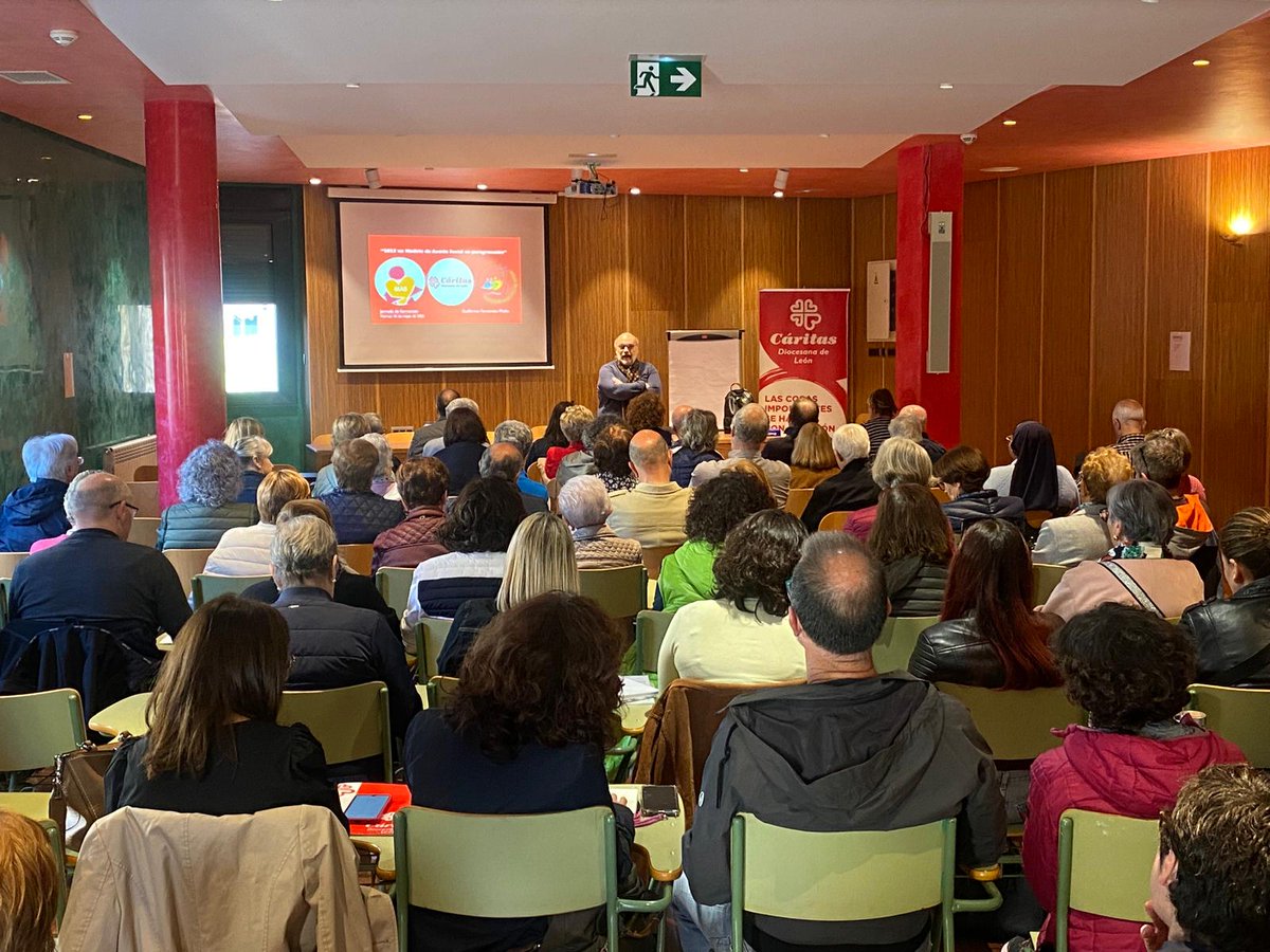 caritasdeleon's tweet photo. 🧭 En #CáritasLeón reflexionamos con Guillermo Fernández Maíllo sobre el Modelo de Acción Social:
Escuchar, acompañar, transformar.
La dignidad como centro, la comunidad como camino.
#MAS2025 #AcciónSocial #Cuidadanía #Revinculación #CáritasEnCamino https://t.co/E96WFM1mJk