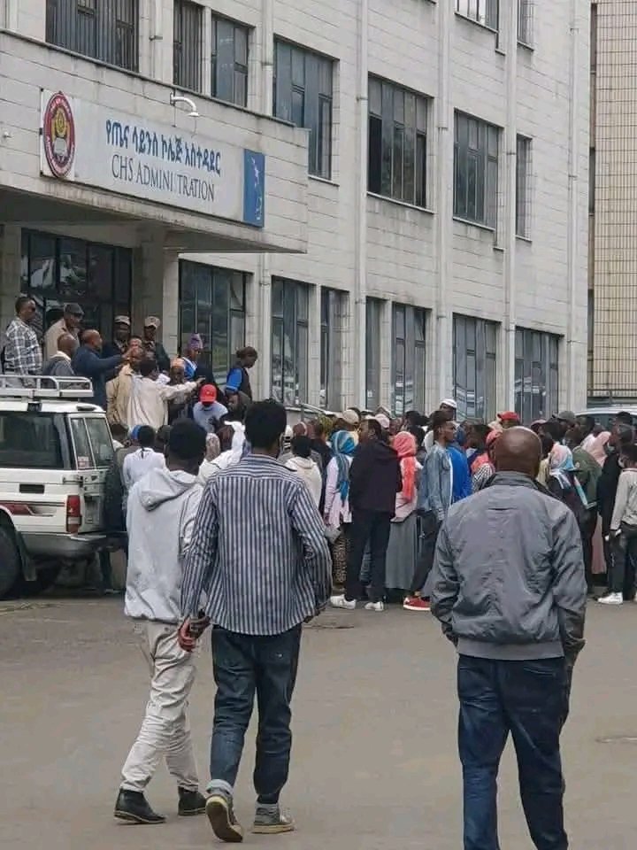 FTsehaya's tweet photo. የጥቁር አንበሳ ሆስፒታል ታማሚዎች ተቃውሞ እያሰሙ ናቸ
 ኮማንዶ ያልጣለው ሥርዓት ሕመምተኛ አይጥለውም ብለህ አታስብ  ሥልጣን በፈጣሪ እንጂ በሰው ጉልበት አይደለም

 የመንግሥት ሰዎች ከየትኛውም ጉልበተኛ በላይ ሕመምተኛን ፍሩ

 ለጌታው ቅርብ ነው https://t.co/Cr9jtiPqy9