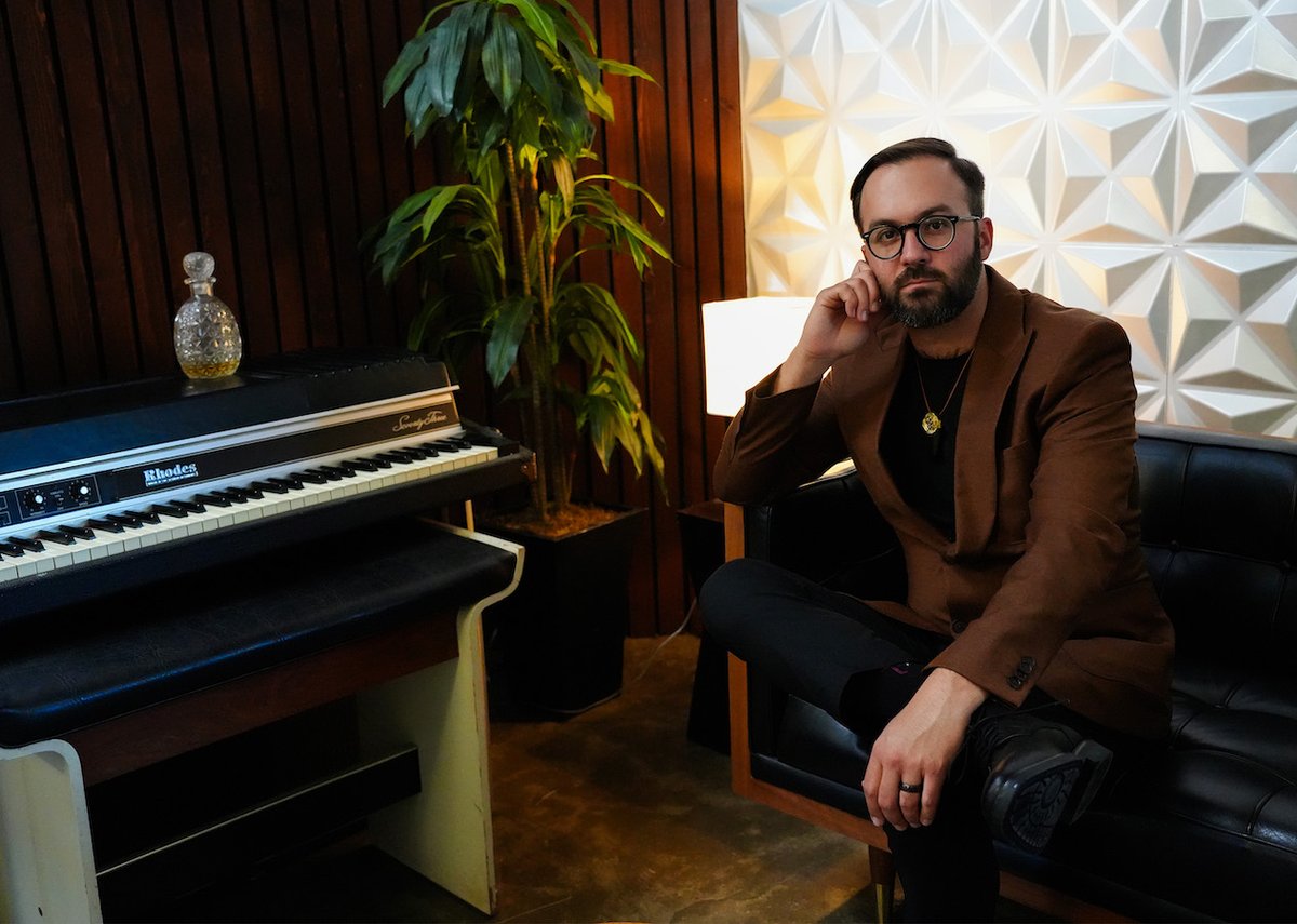 West Coast figure <a href="/trevy_james/">Trevy James</a> delivers loved up R&amp;B with a reggae slant on new single ‘(Let Me Tell You ‘Bout) What I See’ -

clashmusic.com/news/trevy-jam…