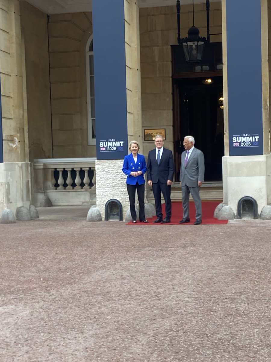 Keir Starmer and EU Commission and Council Presidents as they prepare to sign the new #EU-UK deal