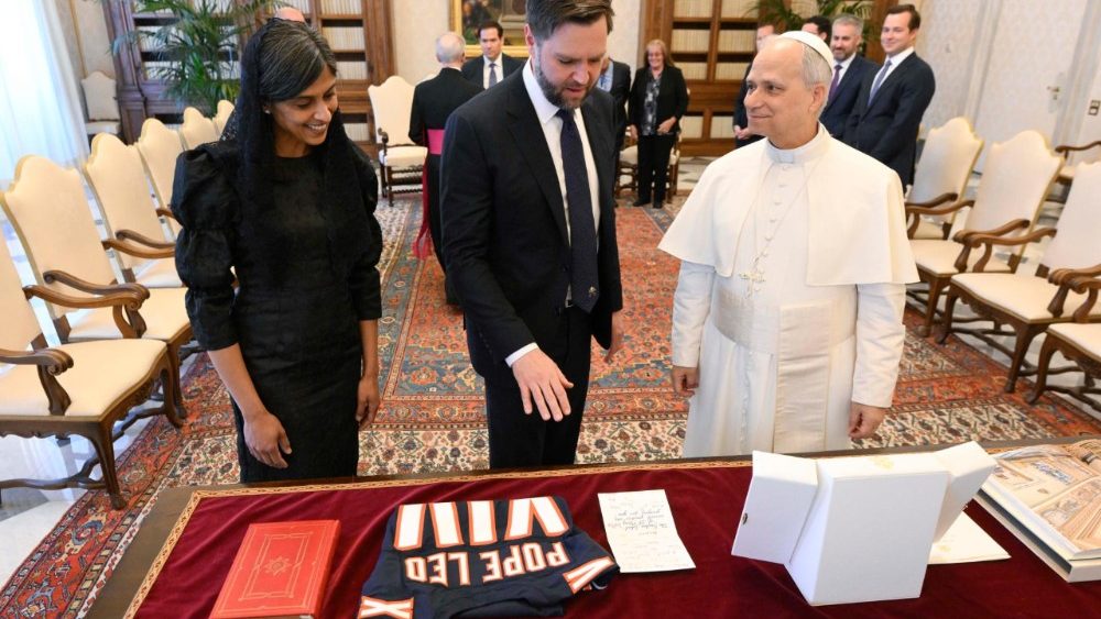 El Vicepresidente de Estados Unidos JD Vance le regala a #LeónXIV una camiseta de los Chicago Bears, el equipo de fútbol americano de la ciudad natal del Papa. En el lugar del nombre del jugador está "Pope Leo" y el número asignado es "XIV", en nomenclatura romana