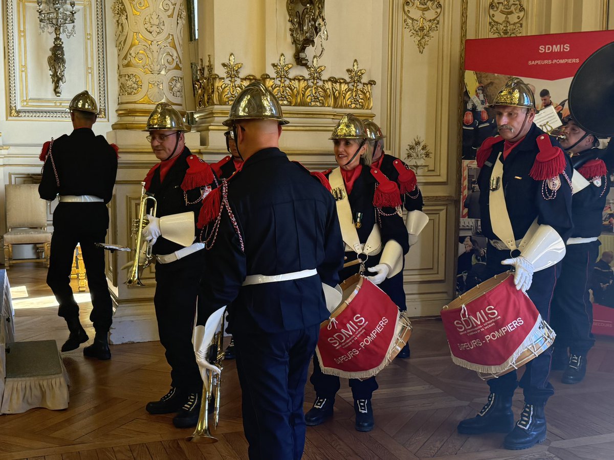 BernardFialaire's tweet image. 🎖️ Cérémonie de remise de médailles du @SDMIS69.

Dans le recueillement après le drame devant une caserne, je salue l’engagement de Mickael Paccaud, maire de Mions, sapeur-pompier volontaire honoré pour son mérite exemplaire.
@Senat @rdse_senat 
#SDMIS #SapeursPompiers #Rhône