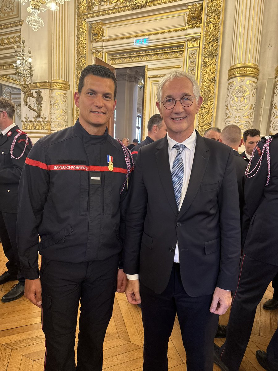BernardFialaire's tweet image. 🎖️ Cérémonie de remise de médailles du @SDMIS69.

Dans le recueillement après le drame devant une caserne, je salue l’engagement de Mickael Paccaud, maire de Mions, sapeur-pompier volontaire honoré pour son mérite exemplaire.
@Senat @rdse_senat 
#SDMIS #SapeursPompiers #Rhône