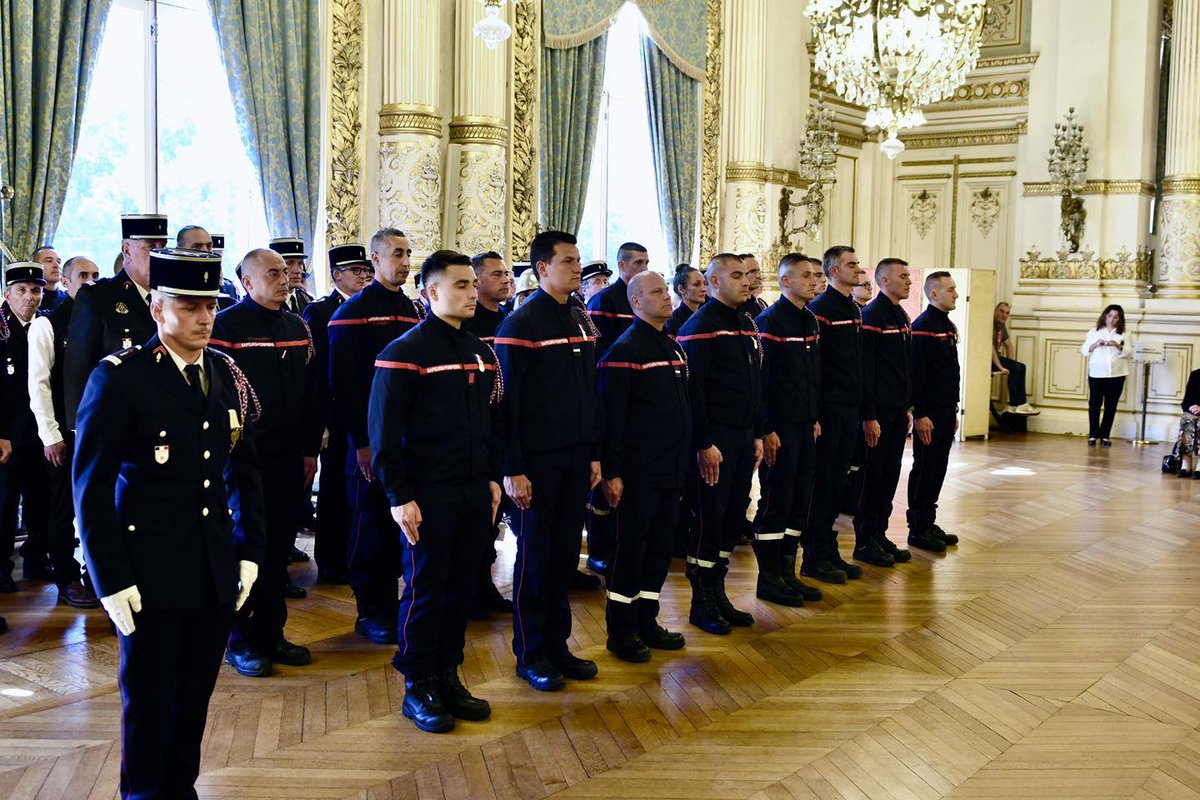 BernardFialaire's tweet image. 🎖️ Cérémonie de remise de médailles du @SDMIS69.

Dans le recueillement après le drame devant une caserne, je salue l’engagement de Mickael Paccaud, maire de Mions, sapeur-pompier volontaire honoré pour son mérite exemplaire.
@Senat @rdse_senat 
#SDMIS #SapeursPompiers #Rhône