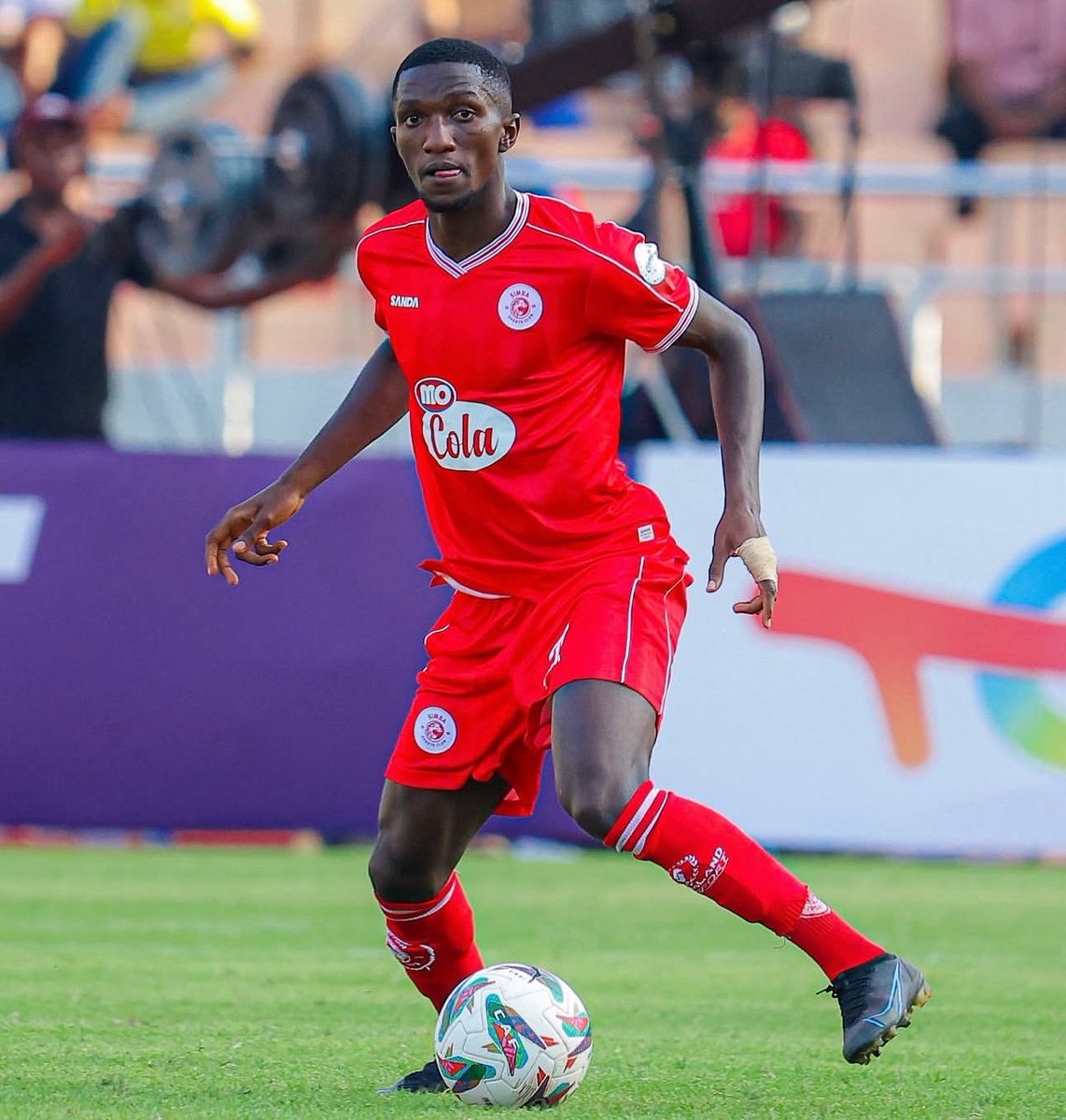 Mzaliwa wa Gungu huko Magharibi mwa Tanzania mwisho wa reli Kigoma, zao la Academy ya Alliance hapo Jiji la Miamba, Mwanza naweza kusema ndio Mwanaume pekee aliyebaki hai kwenye dimba la Simba, kaimaliza mechi bila kadi kwasababu moja tu, alicheza sana mpira wa akili, makosa ya