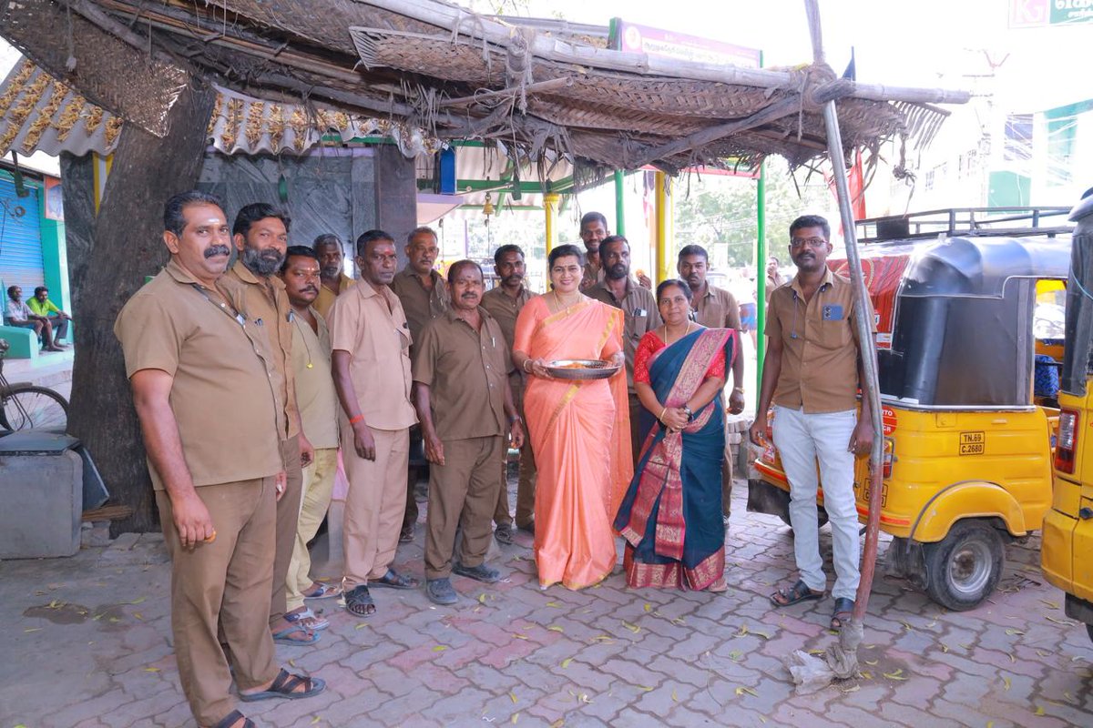 KrishnaRKTN's tweet photo. *பிப்ரவரி 25 அம்மா பிறந்தநாள் முன்னிட்டு ஆறுமுகனேரி பஜாரில் இனிப்பு மற்றும் பெண்களுக்கு புடவைகள் வழங்கிய போது* https://t.co/HAEM9vLm02