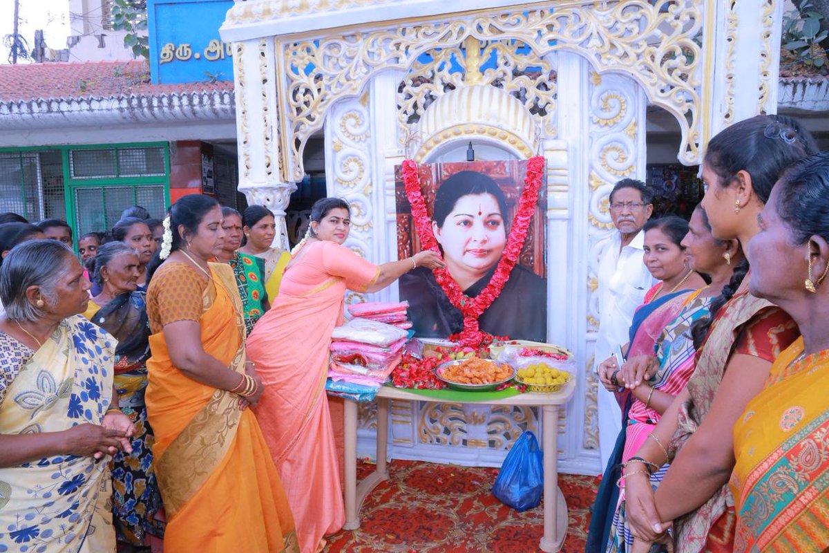 KrishnaRKTN's tweet photo. *பிப்ரவரி 25 அம்மா பிறந்தநாள் முன்னிட்டு ஆறுமுகனேரி பஜாரில் இனிப்பு மற்றும் பெண்களுக்கு புடவைகள் வழங்கிய போது* https://t.co/HAEM9vLm02