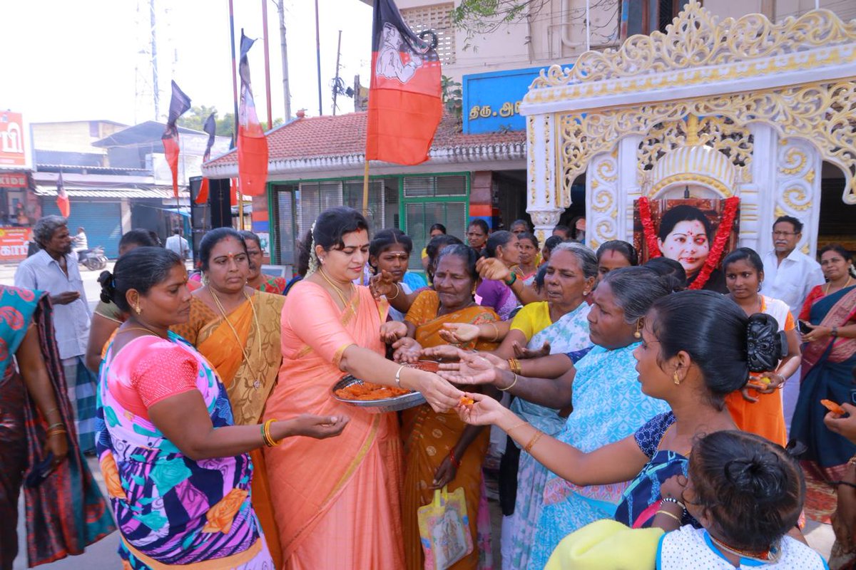 KrishnaRKTN's tweet photo. *பிப்ரவரி 25 அம்மா பிறந்தநாள் முன்னிட்டு ஆறுமுகனேரி பஜாரில் இனிப்பு மற்றும் பெண்களுக்கு புடவைகள் வழங்கிய போது* https://t.co/HAEM9vLm02