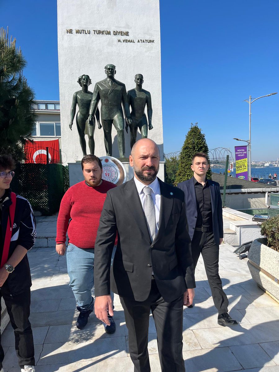 Bugün Üsküdar teşkilatı olarak, İlçe Başkanımız <a href="/sezerengin3/">Sezer Engin</a> öncülüğünde 19 Mayıs Atatürk’ü Anma, Gençlik ve Spor Bayramı törenine katıldık.
106 .yıl önce Samsun’da yakılan bağımsızlık meşalesi, bugün de aynı kararlılıkla yolumuzu aydınlatmaya devam ediyor.☀️🇹🇷

#19Mayıs