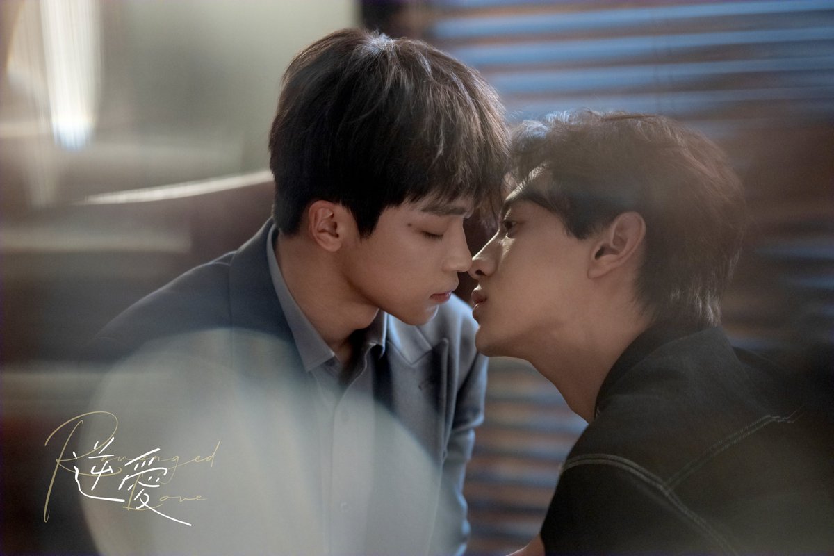 不說愛，但全在動作里了。 拉手那一下，沒打算放開； 貼近那一秒，誰都