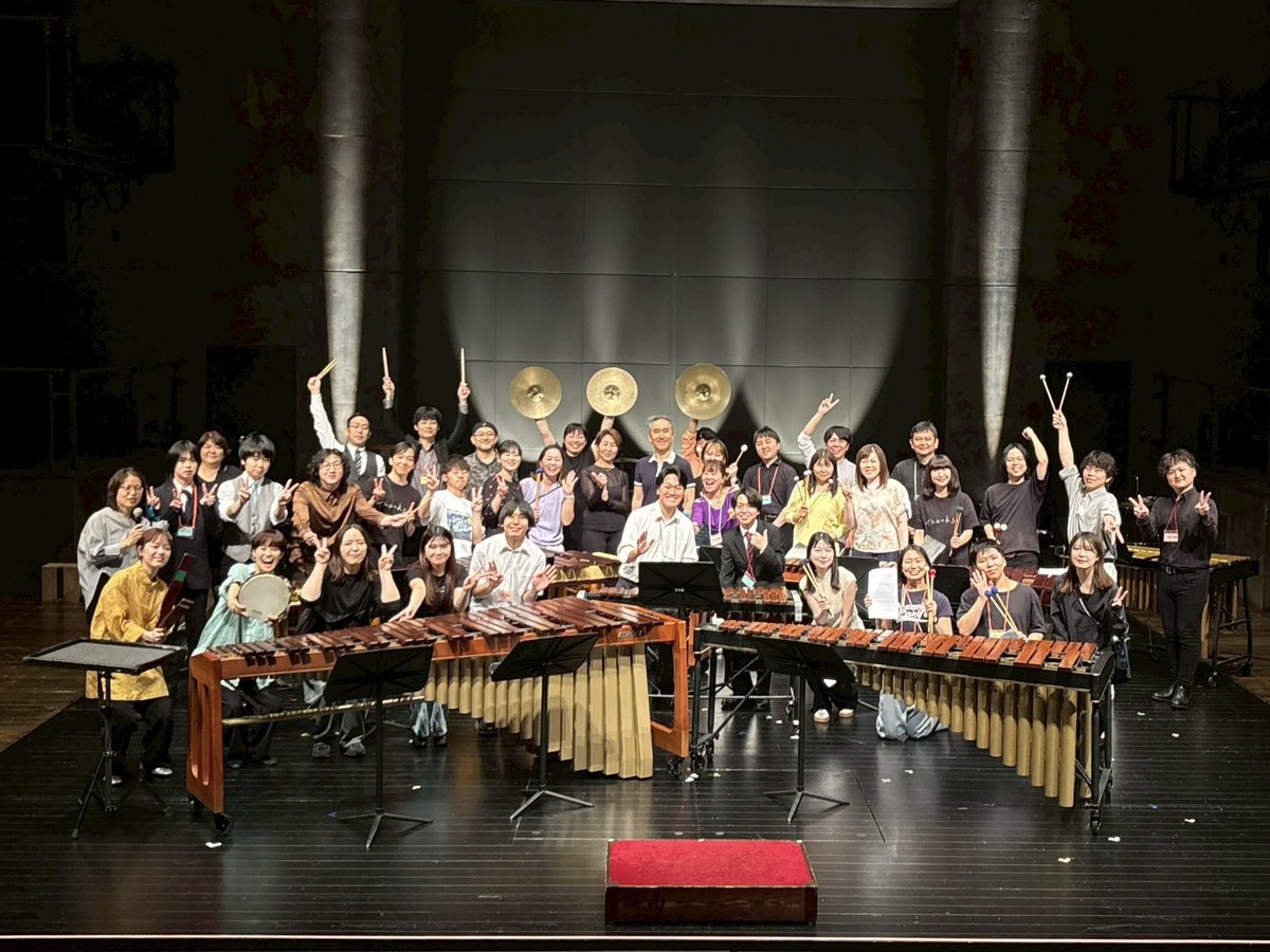 mnr_iym's tweet photo. 先々週は、横に姉、後ろには父と岡崎さん🎺がいるオケでの音教、豪華メンバーすぎるステラ21の打楽器アンサンブルの本番、先週は長野にて1日に3校巡回する音教でりずむふぁーむさんにお世話になり、とにかくこの2週間は大量に楽器を運んだり組みたてりと体力勝負しておりました🔥 https://t.co/ODymPrhvYU