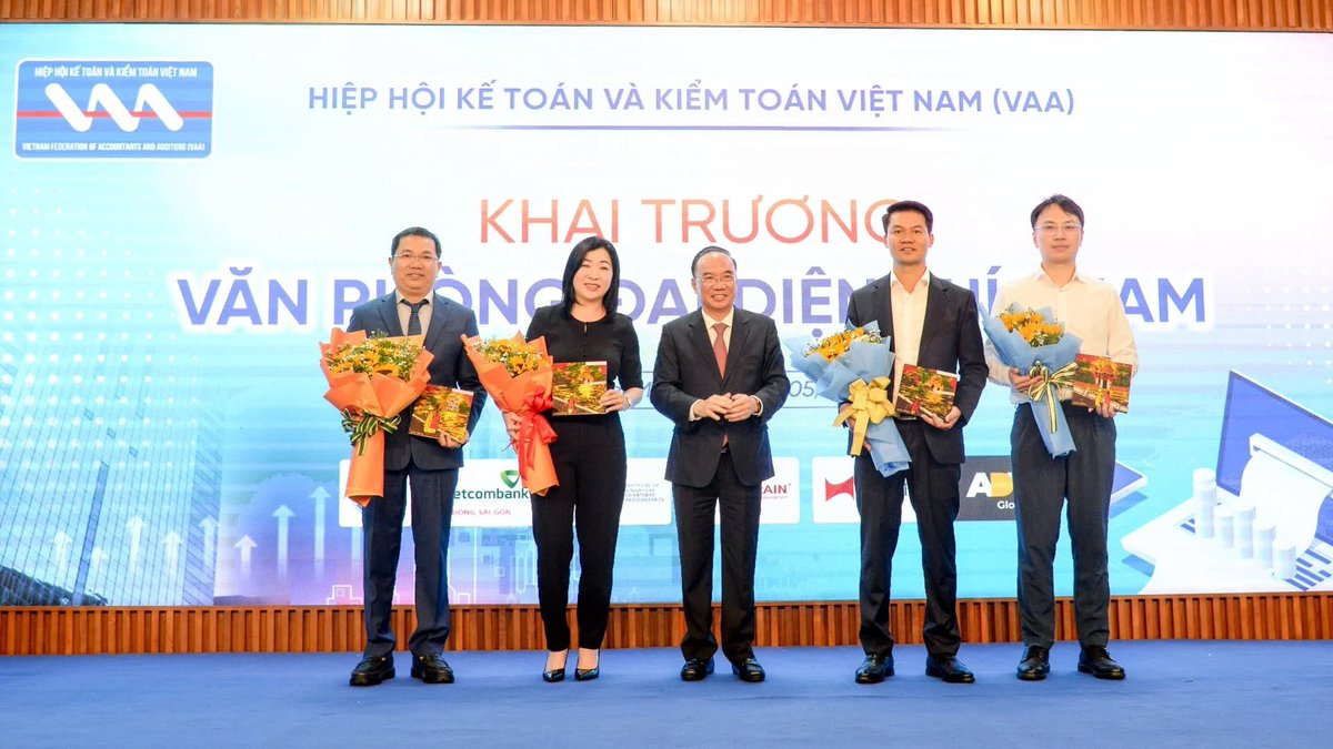 ketoanleanh's tweet photo. 🎉 KẾ TOÁN LÊ ÁNH KÝ KẾT HỢP TÁC CHIẾN LƯỢC CÙNG HIỆP HỘI KẾ TOÁN – KIỂM TOÁN VIỆT NAM (VAA) 🎉

Trong khuôn khổ sự kiện công bố mở văn phòng đại diện tại khu vực phía Nam https://t.co/KydyalT4ie