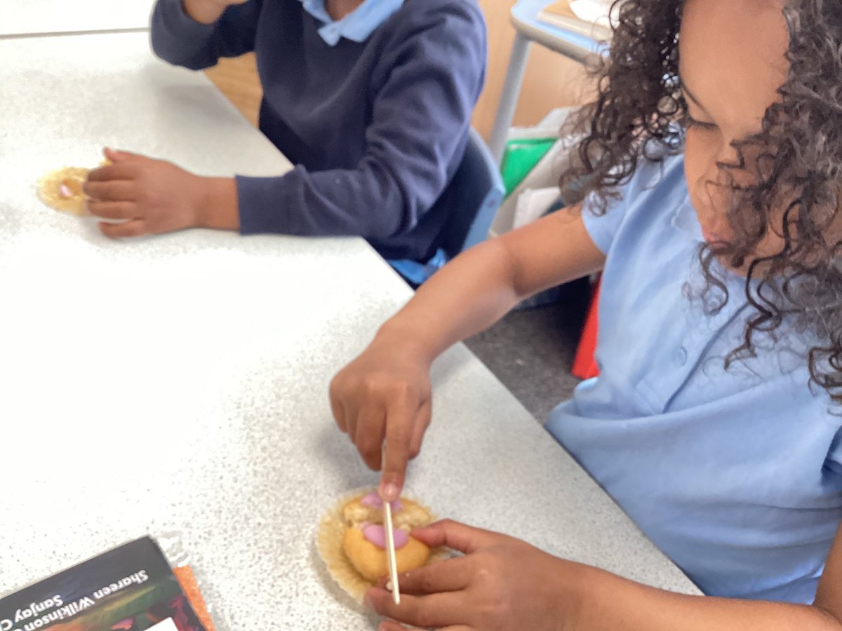 OurLadysCP's tweet image. Year 1 making halves and quarters in Maths this morning @OurLadyandAllS1 #CatholicLife #MathsInAction