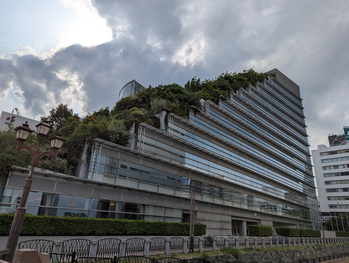 FXhaj2's tweet photo. 普通に長方形のビルにしたほうが儲かるのに、あえて三角形にして木を植えて森を作ったのは素晴らしい。
#アクロス福岡 https://t.co/H7rVfnaLYt