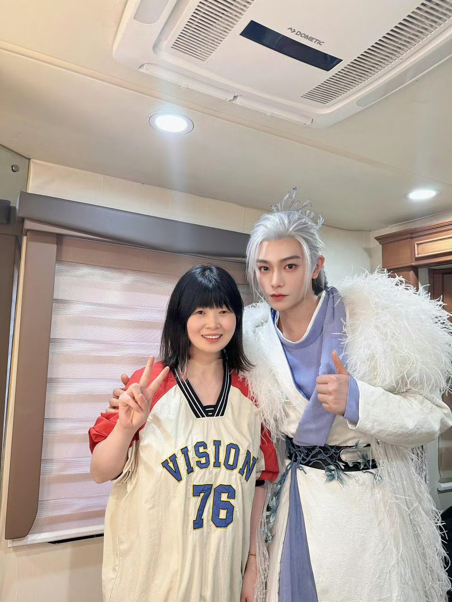 dechampa_'s tweet photo. คนที่แต่งหน้าเสี่ยวติงละเข้ามือสุด เจ๊เพ่ยเพ่ย ✅ ดีจนไห่ถังรีเควสขอให้เป็นช่างประจำตัว งานละคร งานโฆษณา กรุณาเรียกเจ๊เพ่ยมาแต่งอีก https://t.co/ivrBP9JjLE