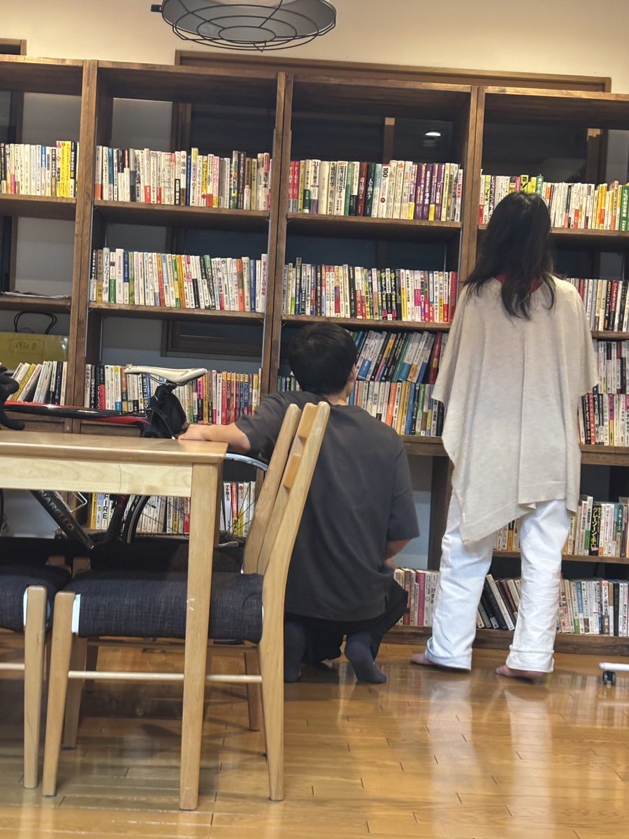 000Torch's tweet photo. 【torchの図書館📚】運営メンバーや本好きの住人が持ち寄った本がいつの間にか小さな図書館になりました。ここにある本を読みきれば確定で人生が好転する👍 https://t.co/EIUAC95GwL