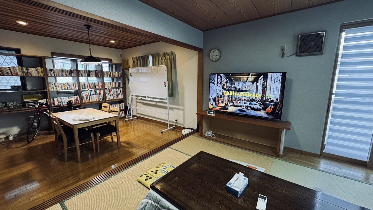 000Torch's tweet photo. 【torchの図書館📚】運営メンバーや本好きの住人が持ち寄った本がいつの間にか小さな図書館になりました。ここにある本を読みきれば確定で人生が好転する👍 https://t.co/EIUAC95GwL