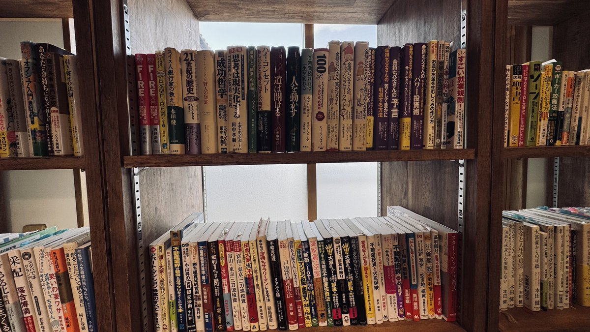 000Torch's tweet photo. 【torchの図書館📚】運営メンバーや本好きの住人が持ち寄った本がいつの間にか小さな図書館になりました。ここにある本を読みきれば確定で人生が好転する👍 https://t.co/EIUAC95GwL