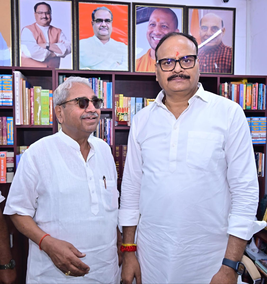 brajeshpathakup's tweet photo. आज आवास पर जनपद सीतापुर के मिश्रिख विधानसभा क्षेत्र से मा० विधायक श्री रामकृष्ण भार्गव जी से भेंटकर कुशलक्षेम जाना एवं जनहित के विभिन्न महत्वपूर्ण विषयों पर व्यापक चर्चा हुई। https://t.co/ATvi0HwLbx