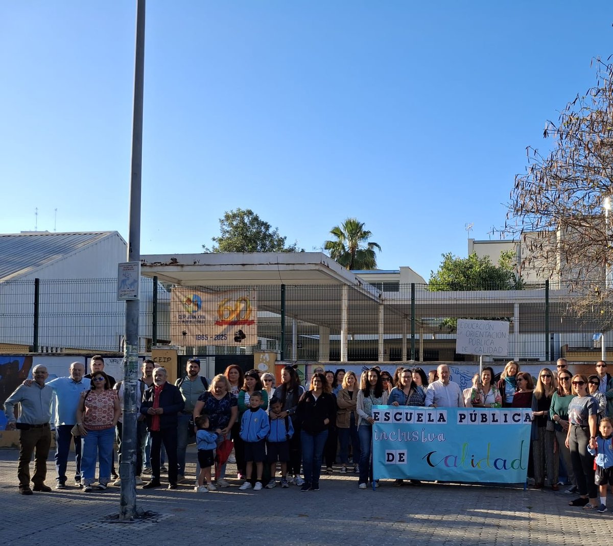 <a href="/CCOO/">Comisiones Obreras</a> apoyando a la comunidad educativa de <a href="/CeipJuan/">Ceip Juan XXIII</a>.

CCOO se opone al cierre de aulas en la escuela pública y a las políticas privatizadoras de <a href="/EducaAnd/">Consejería Desarrollo Educativo y FP</a>. 

La próxima semana nos movilizamos ante las puertas del CEIP Juan XXIII en defensa de la escuela pública.